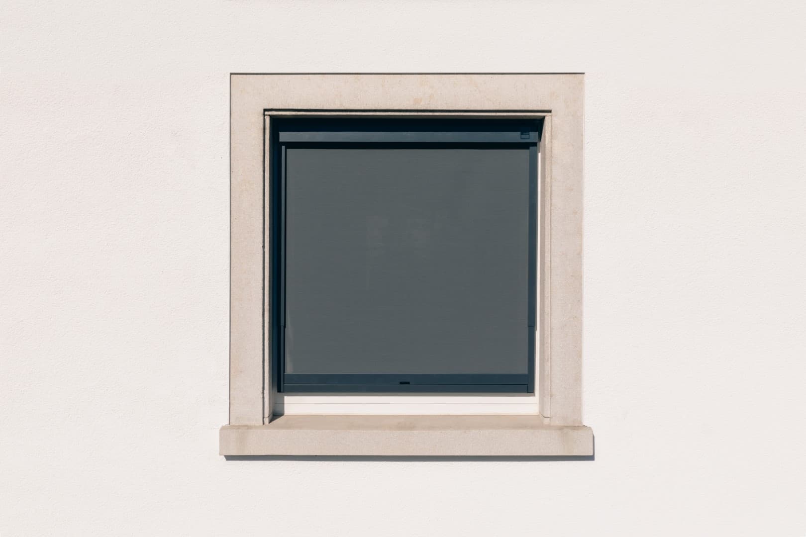 CLIP'N'SHADE Außenrollo — Nahaufnahme des Klemmsystems am Fensterrahmen