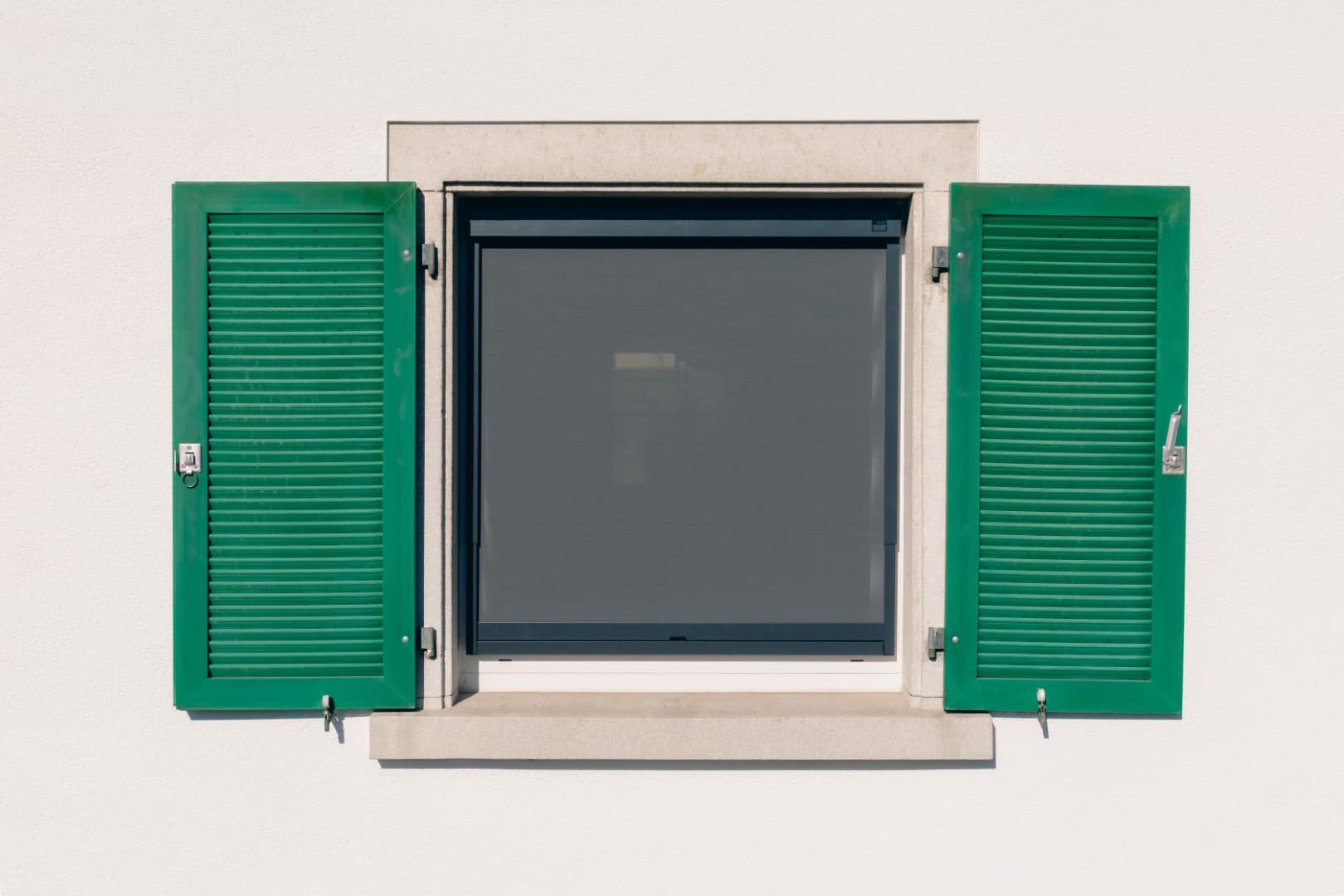 CLIP'N'SHADE Außenrollo — Fensteransicht mit halb geschlossenem Rollo